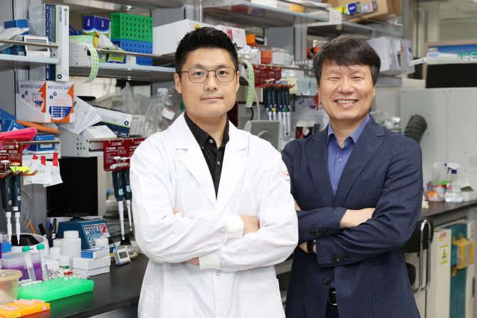 연구진 사진.(왼쪽부터)신종필 KAIST 생명과학과 박사, 허원도 교수.(사진=KAIST)