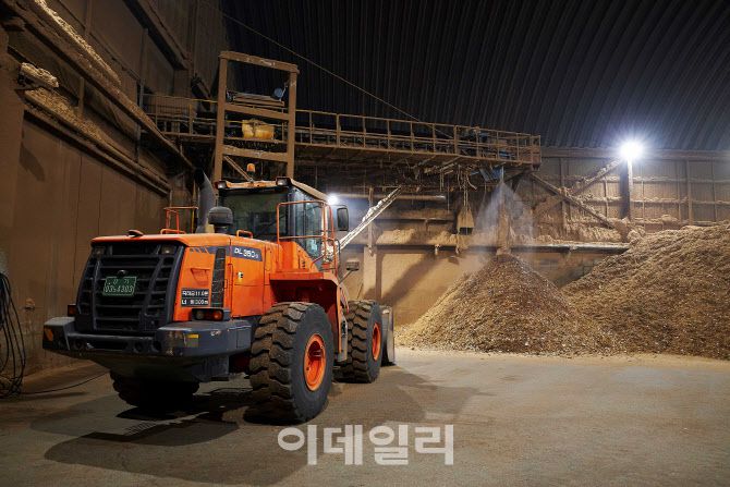 폐목재가 파쇄기에 분쇄되어 우드칩으로 변형된 모습(사진=알스퀘어)
