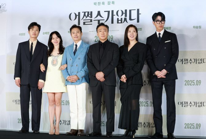 배우 박희순(왼쪽부터)과 손예진, 이병헌, 이성민, 염혜란, 차승원이 19일 오전 서울 용산구 CGV용산아이파크몰에서 열린 영화 ‘여쩔수가없다’ 제작보고회에 참석해 포즈를 취하고 있다.(사진=뉴스1)