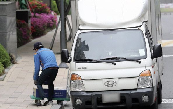 기사 이해를 돕기 위한 사진. 서울의 한 아파트 단지에서 택배회사 직원이 택배를 배달하고 있다. (사진=연합뉴스)