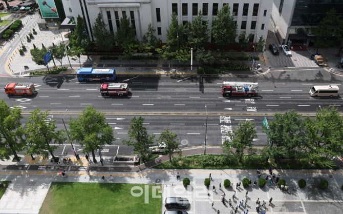 전국에서 공습 상황을 가정한 민방위 훈련이 실시된 20일 서울 세종대로에 공습경보가 발령되자 소방차들이 이동하고 있다. (사진=이영훈 기자)