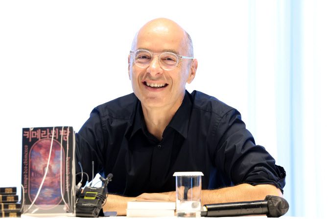 2년 만에 신작 소설 ‘키메라의 땅’을 발표한 베르나르 베르베르 작가가 20일 서울 중구 앰배서더 서울 풀만 호텔에서 신간 출간 기자간담회를 하고 있다. (사진=뉴시스)