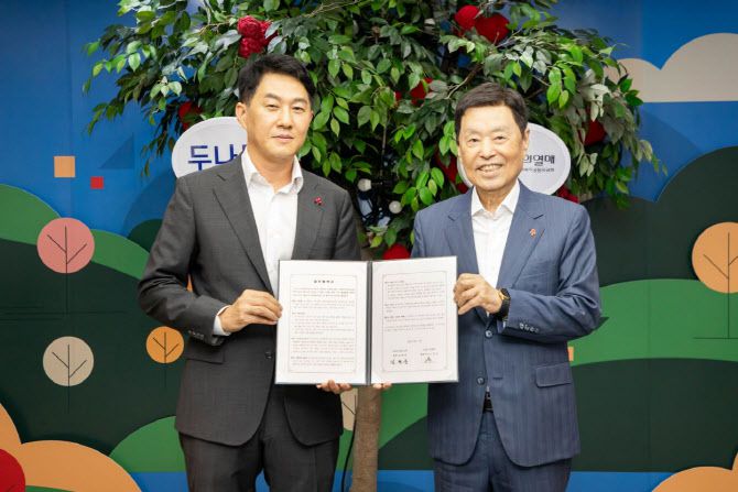 (왼쪽부터) 두나무 오경석 대표이사, 사랑의열매 김병준 회장이 협약서를 들고 기념촬영을 하고 있다. 출처=사랑의열매