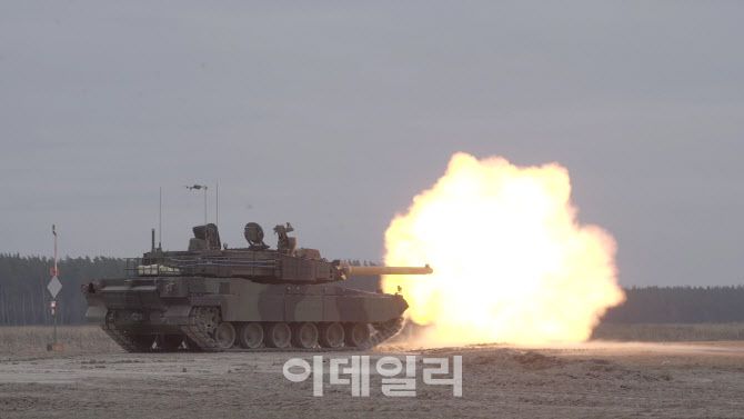지난 2023년 3월 폴란드 동북부 오르지스 사격장에서 K2전차의 첫 현지 실사격 훈련이 진행되고 있다. (사진=현대로템)