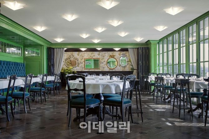 구찌 오스테리아 서울 매장 내부 전경. 현재 이태원에서 운영 중인 매장은 다음 달 청담 플래그십 스토어로 자리를 옮겨 리뉴얼 개점한다. (사진=구찌)