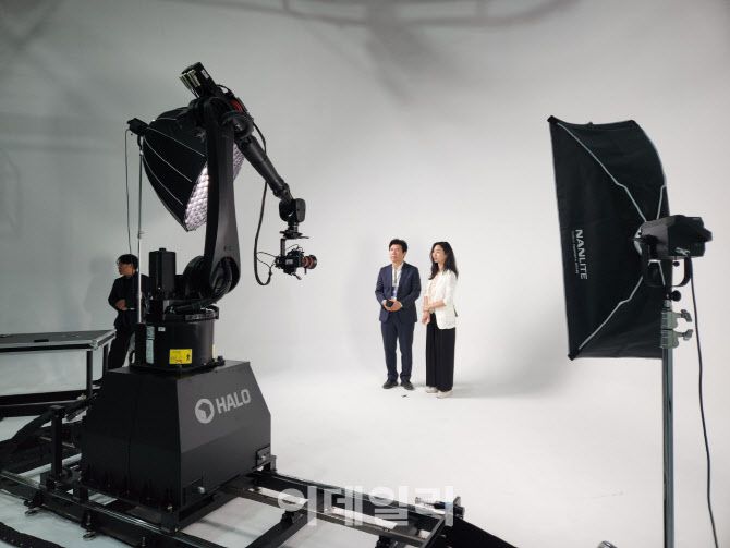 21일 서강대학교에서 열린 ‘2025 가상융합대학원 성과공유회’에서 로보틱스를 활용한 디지털 트윈 기술이 시현 중이다. (사진=안유리 기자)