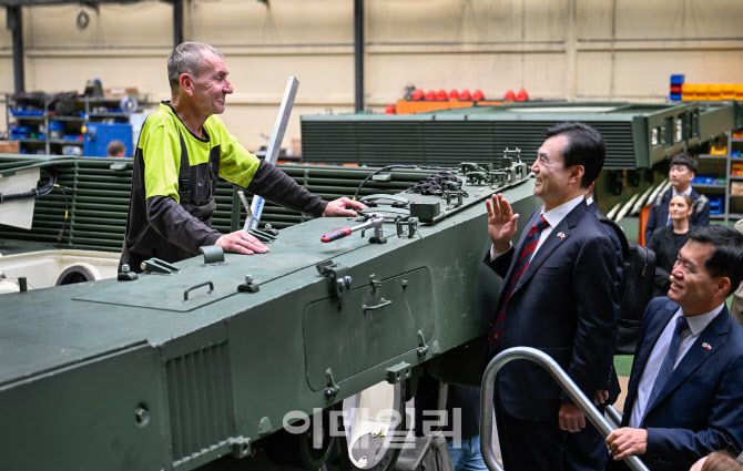 지난 1일(현지시간) 폴란드 K2전차 2차 계약식에 참석한 안규백 국방부 장관이 K2전차를 조립할 부마르 공장 시설을 둘러보고 직원과 인사를 나누고 있다. (사진=국방부)