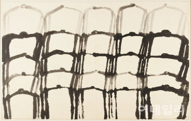 서세옥의 ‘사람들’(1989). 극도로 압축한 선만으로 군중의 움직임과 형태를 포착했다. 작품 속 사람들은 개별적이고 구체적인 형상이라기보다 관념적이고 추상적인 이미지라는 게 맞다. 붓 한 획의 절묘한 필치로 간략하게 표현한 인물들, 그들을 둘러싼 여백을 통해 의미를 집약한 독특한 화풍은 점차 서체적인 세계로 향해 갔다. 지난 5월 1일 국립현대미술관 서울에서 개막한 ‘MMCA 서울 상설전: 한국현대미술 하이라이트’에 나왔다. 종이에 먹, 164×260㎝. 국립현대미술관 소장.