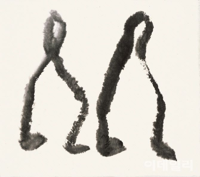 서세옥의 ‘두 사람’(2004). 간결하고 함축적으로 표현한 두 사람이 군상의 움직임과는 다르게 정적이다. 1970년대 후반부터 본격적으로 등장한 화백의 ‘사람’은 인간에 대한 관조·명상을 통해 자연에 동화되고 자연에 귀의해가는 본연의 모습을 찾아간다. 닥지에 먹, 39.8×45㎝. 국립현대미술관 소장.