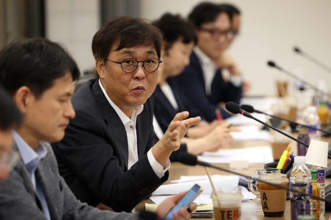 최휘영 문화체육관광부 장관이 22일 서울 종로구 국립현대미술관 서울관 회의실에서 열린 ‘2025년 상반기 문화체육관광부 노사협의회 및 단체교섭 상견례’에 참석해 인사말을 하고 있다. (사진=문체부 제공)