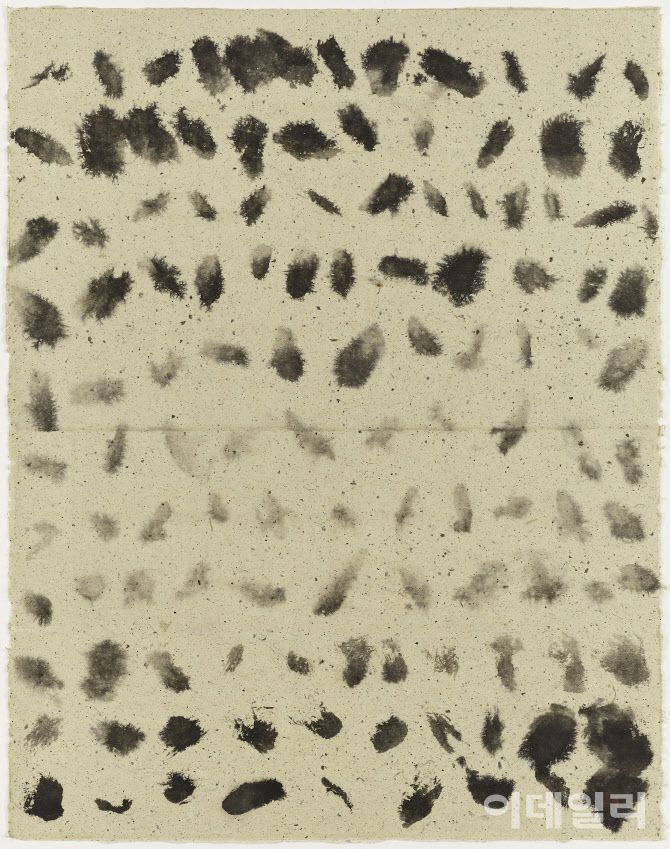 서세옥의 ‘점의 변주’(1959). ‘사람’ 연작이 시작되기 이전의 작업이다. 먹의 농담 변화를 이용해 묵점으로만 화면을 꾸렸다. 1940년대 후반부터 1950년대 초반까지 수묵담채의 문인화 양식으로 대상을 간결하게 묘사한 시기를 거친 뒤 점·선 등으로 주제를 집약하며 추상으로서 한국화가 가진 가능성을 보여줬다. 닥지에 먹, 95×73.5㎝. 국립현대미술관 소장.