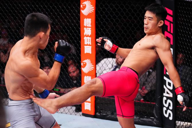 김상욱(왼쪽)과 런야웨이의 경기 모습. 사진=UFC
