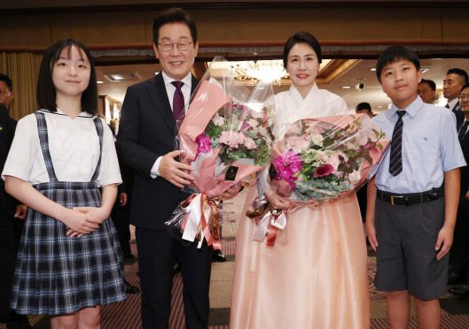 한일 정상회담을 위해 일본을 방문중인 이재명 대통령과 김혜경 여사가 23일(현지 시간) 일본 도쿄의 한 호텔에서 열린 재일동포 오찬 간담회에서 화동들과 기념촬영을 하고 있다. (사진=뉴시스)