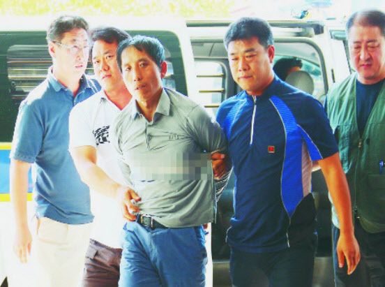 경찰이 김일곤을 서울 성동구 성동경찰서로 압송하고 있다. (사진=연합뉴스)