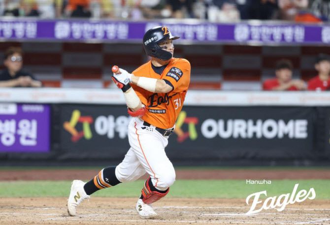 한화 이글스 손아섭이 23일 대전 한화생명볼파크에서 열린 2025 프로야구 SSG 랜더스와 홈 경기 8회말 공격에서 프로야구 최초 개인 통산 2천600번째 안타를 치고 있다. 사진=한화 이글스