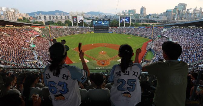 프로야구 관중 수가 2년 연속 1천만명을 돌파한 23일 프로야구 kt 위즈와 두산 베어스의 경기가 열린 서울 잠실야구장이 야구팬들로 가득하다. 사진=연합뉴스