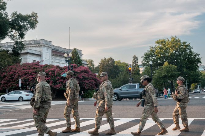 워싱턴 D.C에 배치된 주방위군이 워싱턴 기념비 주변을 순찰하고 있다. (사진=AFP)