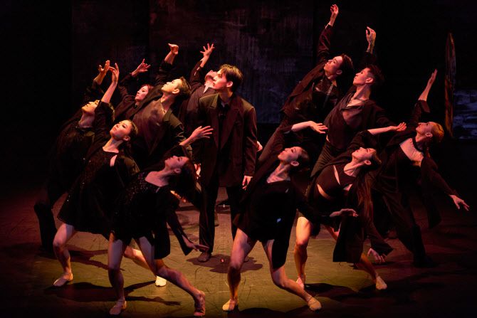 서울시발레단의 더블 빌 중 한 작품인 유회웅 안무가의 ‘노 모어’ 공연 장면(사진=세종문화회관 제공).