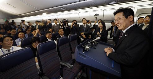 이재명 대통령이 24일(현지시간) 일본 도쿄 하네다공항 이륙 뒤 미국 워싱턴DC로 향하는 공군 1호기 기내에서 기자간담회를 하고 있다.(사진=연합뉴스)
