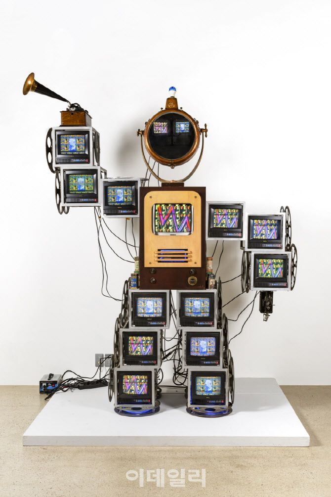 백남준 ‘에디슨’, mixed media, 219×134×76cm, 1995.  (사진=서울옥션)