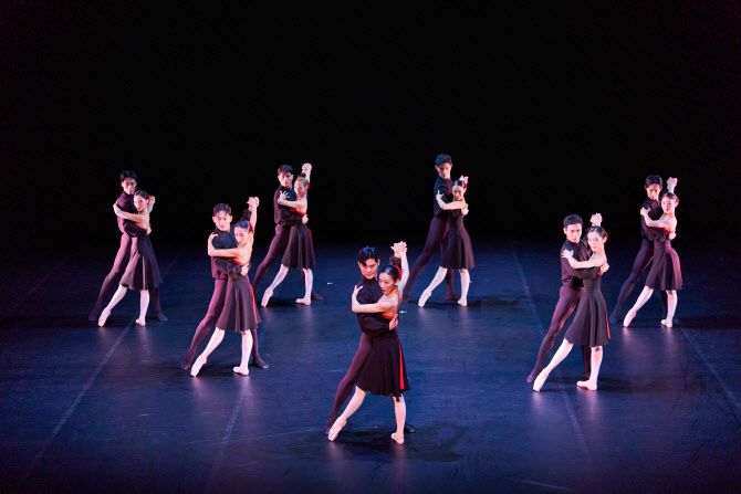 서울시발레단의 더블 빌 중 한 작품인 한스 판 마넨의 ‘파이브 탱고스’ 한 장면(사진=세종문화회관 제공).