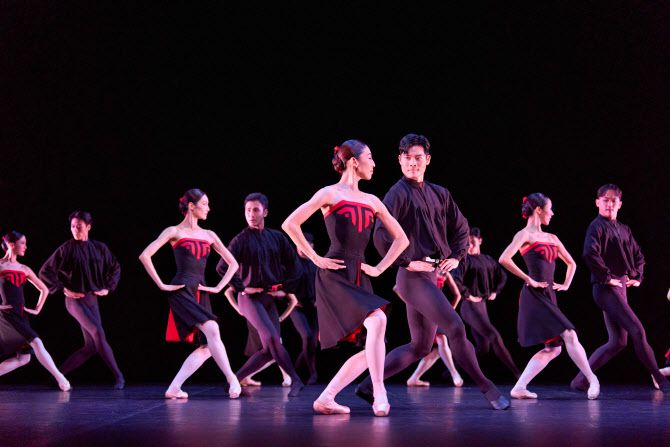 서울시발레단의 더블 빌 중 한 작품인 한스 판 마넨의 ‘파이브 탱고스’ 한 장면(사진=세종문화회관 제공).