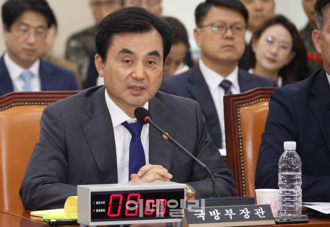 안규백 국방부 장관이 25일 오후 서울 여의도 국회에서 열린 국방위원회 전체회의에서 의원의 질의에 답변하고 있다.(사진=뉴시스)