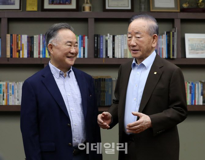 이동건 회장이 예종석 명예대기자에게 소아마비 퇴치 운동 당시 상황을 설명하고 있다. (사진=김태형 기자)