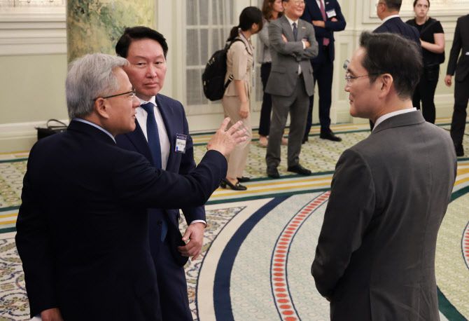 이재용 삼성전자 회장과 최태원 대한상공회의소 회장 겸 SK그룹 회장이 25일(현지시간) 미국 워싱턴DC 윌라드 호텔에서 열린 한미 비즈니스 라운드 테이블 리셉션에서 젠슨 황 엔비디아 최고경영자(CEO)와 대화하고 있다.(사진=연합뉴스)