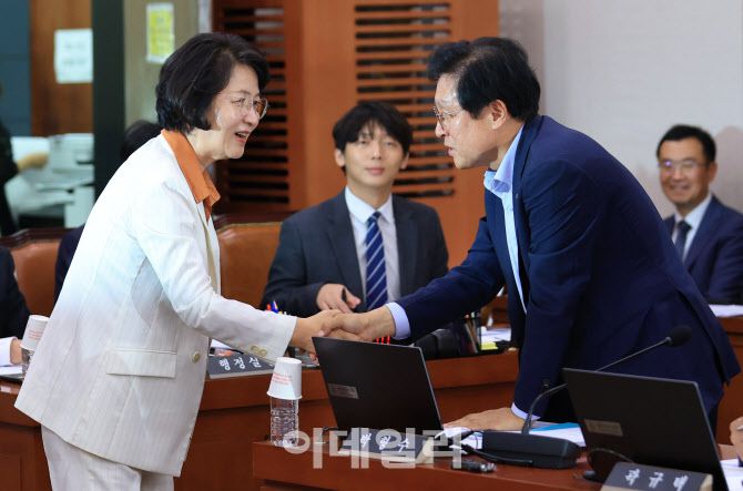 추미애 법제사법위원장이 26일 오후 국회에서 열린 법제사법위원회 전체회의에서 야당 간사인 박형수 국민의힘 의원과 악수하고 있다. (사진=노진환 기자)