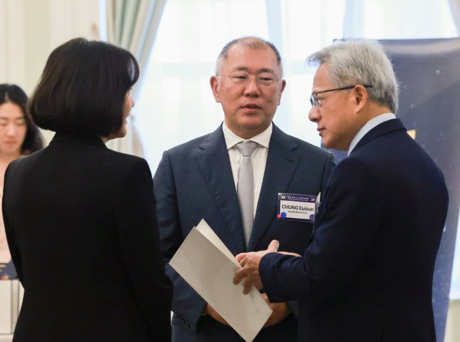 정의선 현대차그룹 회장, 최수연 네이버 대표가 25일(현지시간) 미국 워싱턴DC 윌라드 호텔에서 열린 한미 비즈니스 라운드 테이블에서 젠슨 황 엔비디아 최고경영자와 대화하고 있다. (사진=연합뉴스)