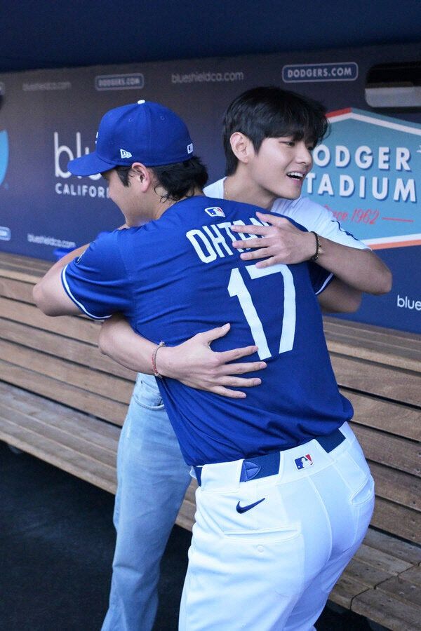 BTS의 뷔가 LA다저스 오타니 쇼헤이와 만난 뒤 시구에 나섰다.(사진=AP)