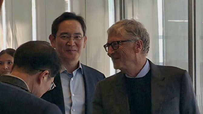 이재용 삼성전자 회장이 방한한 빌 게이츠 게이츠재단 이사장과 지난 22일 서울 서초구 삼성전자 사옥에서 만난 모습. (사진=삼성전자)