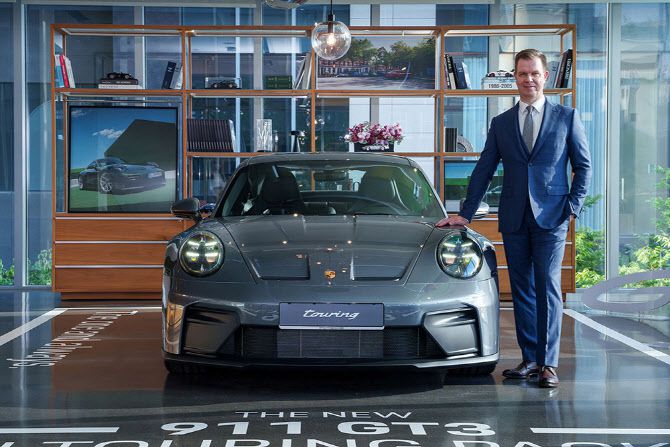 신형 911 GT3투어링 패키지를 소개하는 마티아스 부세 포르쉐코리아 대표. (사진=포르쉐코리아)