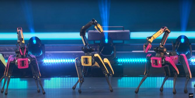 미국 TV쇼 ‘아메리카 갓 탤런트’ 생방송 무대에서 보스턴다이나믹스 스팟이 안무를 선보이고 있다.(사진=현대차)