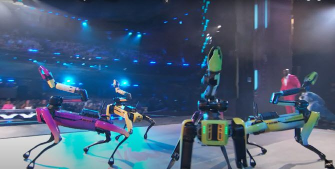 미국 TV쇼 ‘아메리카 갓 탤런트’ 생방송 무대에서 보스턴다이나믹스 스팟이 안무를 선보이고 있다.(사진=현대차)