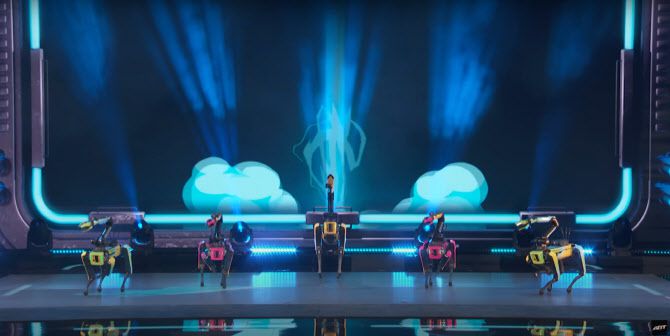 미국 TV쇼 ‘아메리카 갓 탤런트’ 생방송 무대에서 보스턴다이나믹스 스팟이 안무를 선보이고 있다.(사진=현대차)