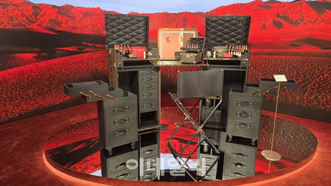 팝업 2층에 전시된 루이비통 뷰티 컬렉션 트렁크 (사진=김지우 기자)