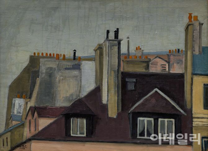 나희균의 ‘지붕’(1958). 프랑스 파리에서 유학하던 시기 파리국립미술학교 기숙사에서 내려다본 시내 주택가 풍경이다. 고국과는 다른 모양인 지붕과 굴뚝에 매료된 작가는 ‘지붕’ 연작을 제작했다. 한국에선 잘 몰랐던 회색을 발견한 때기도 하다. 흐린 날씨와 건물의 색조에서 처음 회색을 봤고 다른 시대와 다른 문화 느꼈다고 했다. “회색과 검정색도 아름다운 색이 될 수 있다는 것을 배웠다”라고 회고하기도 했다. 캔버스에 유화 물감, 73×99㎝. 국립현대미술관 소장.