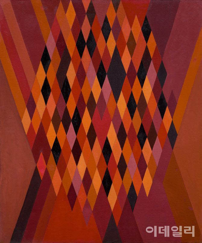 나희균의 ‘이웃과 함께’(1970). 결혼과 출산, 양육으로 인해 작품활동을 거의 하지 못한 10여년 간의 경력단절을 깨면서 등장한 ‘추상’의 세계다. 네온조각과 탄생시기를 나란히 한 이 회화작품은 작가가 시도한 기하학적 추상으로의 변화를 가장 잘 보여준다. 작품명대로 사람 사는 사회에서 느끼는 감정, 생명을 소중하게 여기는 마음 등은 이후에도 추상회화를 통해 지속적으로 표현했다. 지난 6월 26일 국립현대미술관 과천에서 개막한 ‘MMCA 과천 상설전: 한국근현대미술Ⅱ’에 걸렸다. 캔버스에 유화 물감, 73×60.5㎝. 국립현대미술관 소장.