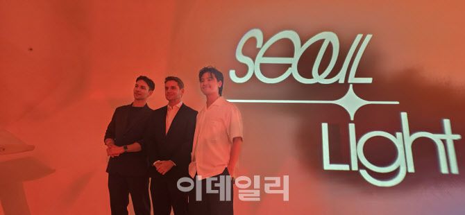 티모 헬거트 작가, 제이크 윌크진스키 오픈AI 아시아태평양 지역 커뮤니케이션 총괄, 최세훈 작가가 지난 28일 ‘서울라이트 DDP 2025 가을’ 개막식 행사에서 기념촬영을 하고 있다. (사진=김아름 기자)