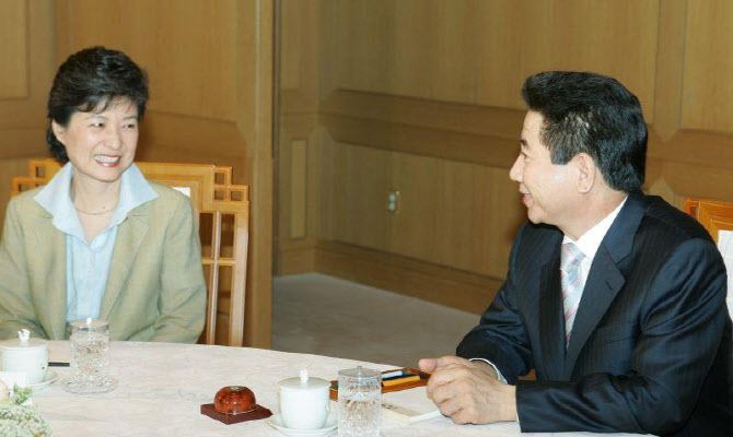 노무현 대통령은 청와대에서 박근혜 한나라당 대표와 회담을 갖고 ‘대연정’ 문제를 포함한 국정현안 전반에 대해 폭넓게 논의했다.(사진=노무현사료관)