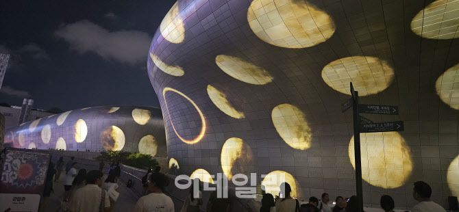 오픈AI의 ‘소라’를 활용해 제작한 티모 헬거트 작가의 ‘MOON CYCLE’. (사진=김아름 기자)