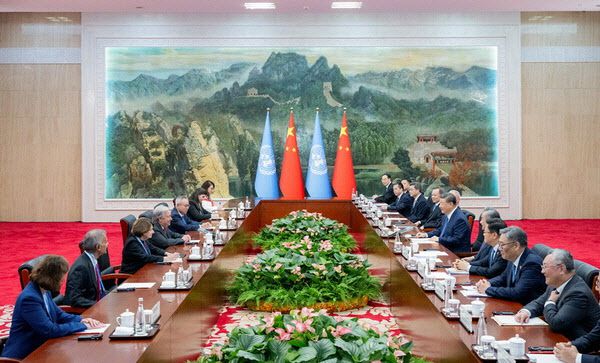 지난 30일 중국 톈진에서 시진핑(오른쪽에서 5번째) 중국 국가주석과 안토니우 구테흐스(왼쪽에서 4번째) 유엔 사무총장 등이 만나 회담하고 있다. (사진=중국 국무원)