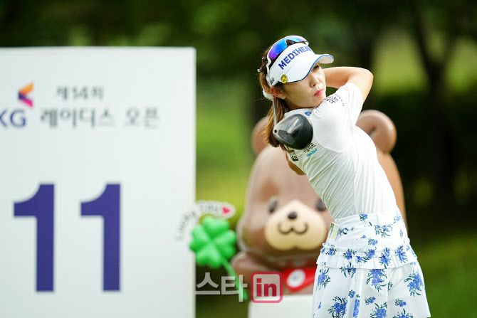배소현이 29일 경기도 용인시 써닝포인트CC에서 열린 제14회 KG 레이디스 오픈 1라운드 11번 홀에서 경기를 치르고 있다.  사진=이데일리 골프in(용인)=조원범 기자