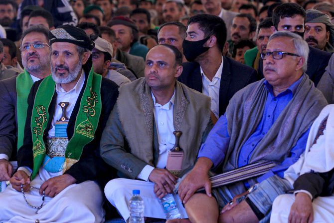 후티 정치위원회 지도자 마흐디 알마샷(가운데)이 2023년 9월 16일 예멘 수도 사나의 한 모스크에서 열린 행사에 참석하고 있다.(사진=AFP)