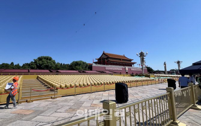 중국의 항일전쟁 및 세계 반파시스트 전쟁(제2차 세계대전) 승리 80주년(전승절) 기념 열병식을 이틀 앞둔 1일 중국 베이징 천안문 광장에 수 많은 좌석이 준비되어 있다.(사진=뉴스1)