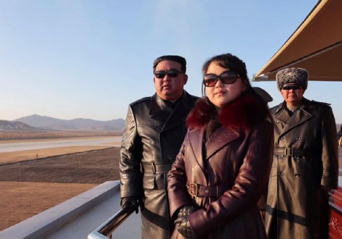 김정은과 함께  딸 김주애가 북한 공군 곡예비행을 참관하고 있다. (사진= 노동신문 뉴스1)