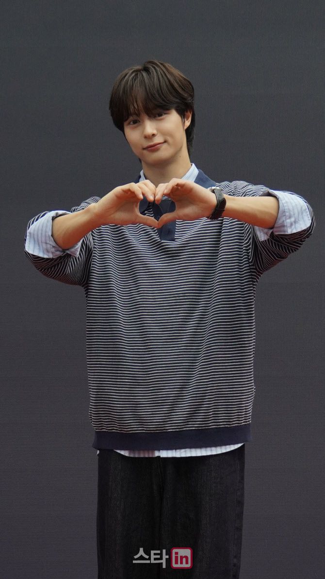 1위로 유어즈 멤버로 선발된 효(사진=피나클엔터테인먼트, 럭키도어)