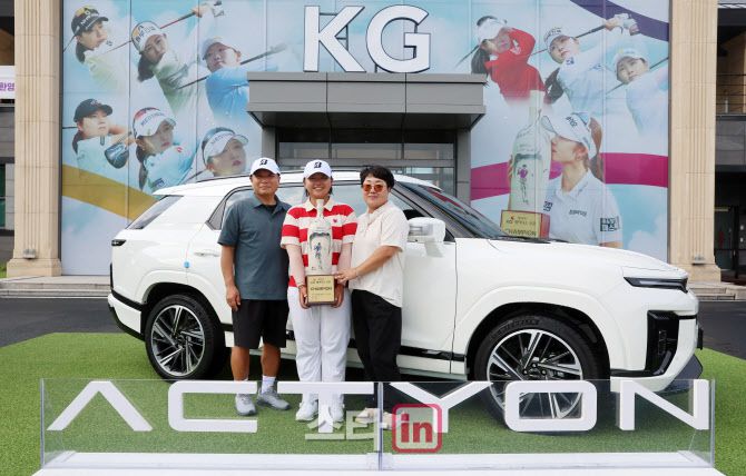 31일 경기도 용인시 써닝포인트CC에서 열린 KG 레이디스 오픈에서 프로 데뷔 첫 승을 거둔 신다인(가운데)가 부모님과 함께 부상으로 받은 KGM 액티언 하이브리드 앞에서 트로피를 들고 함께 포즈를 취하고 있다. (사진=이데일리 스타in 방인권 기자)